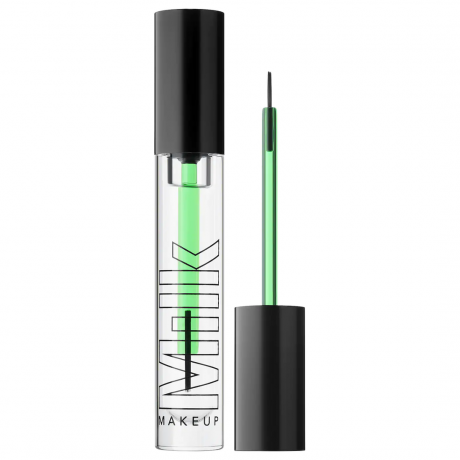tubo claro de Milk Makeup Kush Brow e Lash Gel em um fundo branco. A parte do aplicador que está no frasco é verde translúcido brilhante