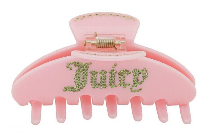 Juicy Couture dan klip merah muda Emi Jay dengan latar belakang putih