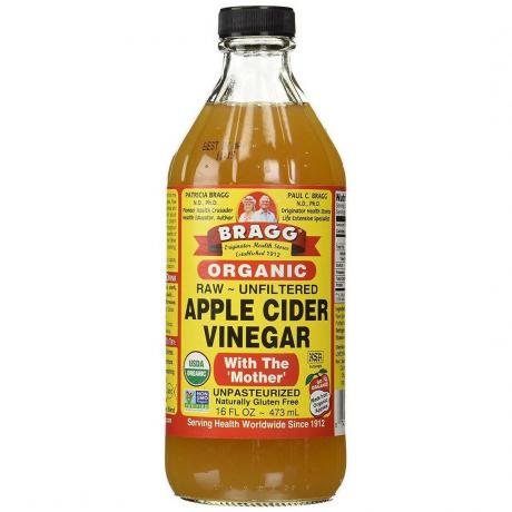 Bragg's organinio obuolių sidro acto butelis baltame fone