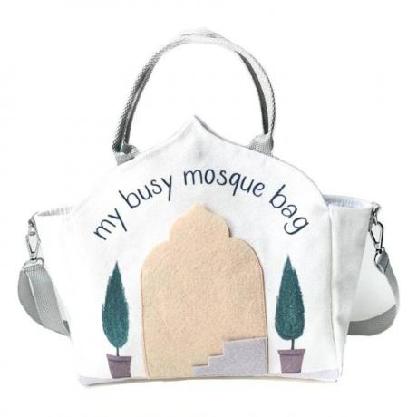 Sukurta Sanna My Busy Mosque Bag plati balta rankinės nugara su smėlio spalvos mečetės įėjimo formos kišene, medžiais ir siuvinėjimais baltame fone