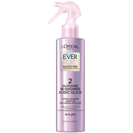 botol semprotan berwarna pink metalik dari L'Oréal Paris's EverPure Glossing In Shower Acidic Glaze dengan latar belakang putih