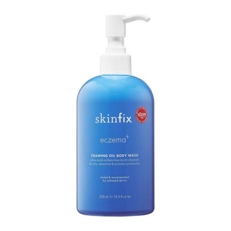SkinFix Eczema+ フォーミング オイル ボディ ウォッ​​シュ ブルー ボトル、白い背景に白いポンプ