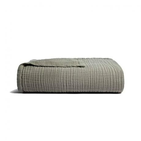 पैराशूट क्लाउड लिनन गौज़ बिस्तर कंबल: एक सफेद पृष्ठभूमि पर मुड़ा हुआ जैतून हरा कंबल