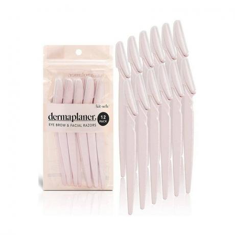 Kitsch Dermaplaning Tool: 12 kertakäyttöistä vaaleanpunaista dermaplaning-parranajokonetta beigessä pussissa valkoisella pohjalla