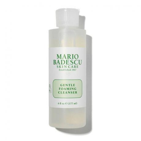 Une bouteille en plastique transparent du nettoyant moussant doux Mario Badescu sur fond blanc