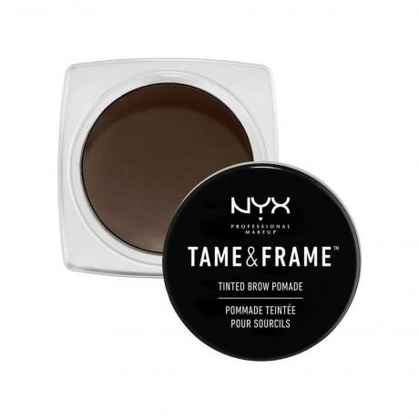NYX Professional Makeup Tame & Frame Tinted Eyebrow Pomade przezroczysty kwadratowy słoik brązowej pomady do brwi z uchyloną okrągłą czarną pokrywką na białym tle
