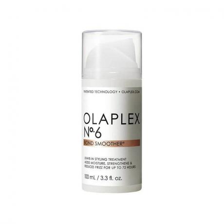 Olaplex No.6 Bond Smoother Leave-In Treatment: Ένα λευκό μπουκάλι αντλίας με διάφανο καπάκι, λευκή ετικέτα και μαύρο κείμενο σε λευκό φόντο