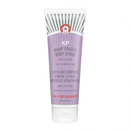 Førstehjælp Beauty KP Bump Eraser Body Scrub med 10% AHA lilla tube med hvid hætte på hvid baggrund