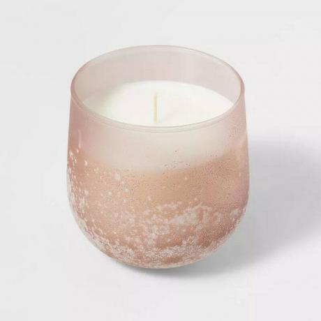 Casaluna Reflection Candle berwarna merah muda pucat dengan latar belakang abu-abu terang