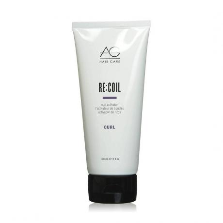 AG Hair Recoil Curl Activator თეთრი ტუბი შავი ქუდით თეთრ ფონზე