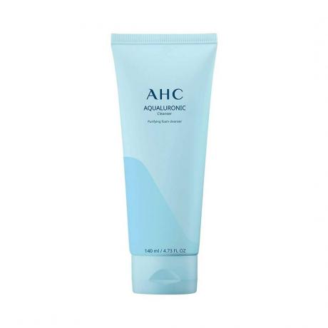 सफ़ेद बैकग्राउंड पर AHC Aqualuronic Cleanser की नीली बोतल