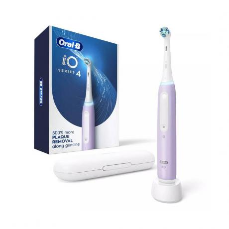 Sikat Gigi Elektrik Oral-B iO Seri 4 dengan sikat gigi lavender Kepala Sikat dan kotak biru dengan latar belakang putih