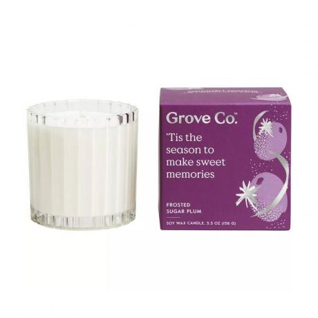 Grove Co. Twilight Wonder Candle di Sugar Plum berusuk lilin guci bening dengan kotak ungu dengan latar belakang putih