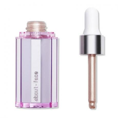 Plastová geometrická fľaša krištáľovo levanduľového odtieňa s priľahlým kvapkadlom About-Face Light Lock Highlight Fluid v šampanskom ružovom odtieni Fight or Flight na prázdnom pozadí.