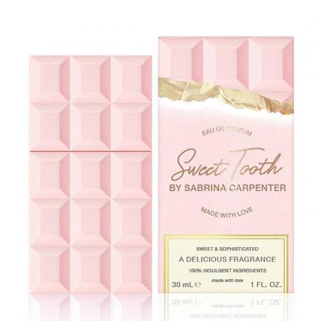 Sweet Tooth Eau de Parfum της Sabrina Carpenter ροζ μπουκάλι αρώματος σε σχήμα σοκολάτας και ροζ κουτί μωρού σε λευκό φόντο