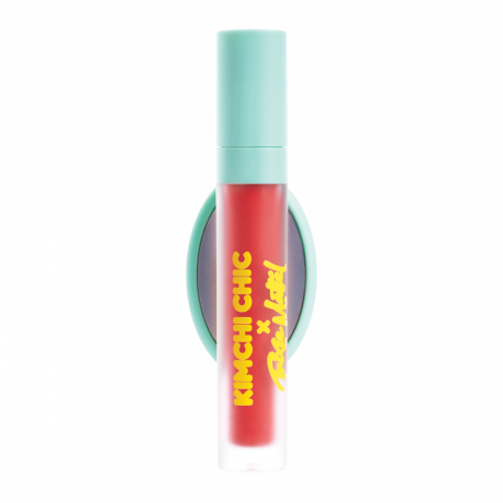  flaske KimChi Chic X Trixie Mattel TTYLips Liquid Lipstick i Red Fantasy på en hvid baggrund