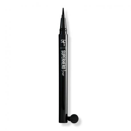 Uma caneta delineadora preta com ponta de feltro da IT Cosmetics Superhero Liquid Eyeliner Pen em um fundo branco