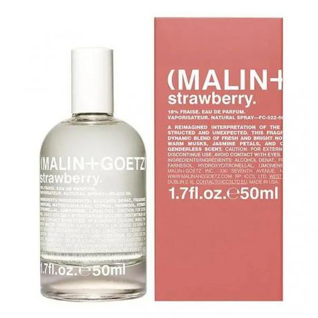 Malin + Goetz Eau de Parfum in Strawberry პარფიუმერიის გამჭვირვალე ბოთლი და ვარდისფერი ყუთი თეთრ ფონზე