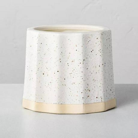 Candela in vaso di salice in ceramica scanalata larga con focolare e mano Vaso di candela bianco maculato con creste su sfondo grigio