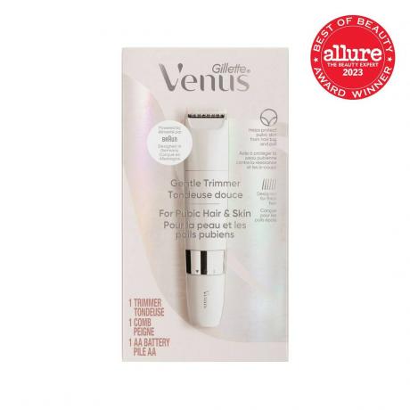 Gillette Venus for Pubic Hair & Skin Gentle Trimmer béžový box na zastrihávanie vlasov na bielom pozadí s červenou pečaťou Allure BoB v pravom hornom rohu na bielom pozadí