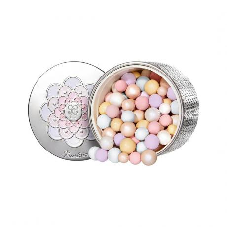 Guerlain Météorites Highlighting Powder Pearls sølvkrukke med flerfarvede highlighterperler på hvid baggrund