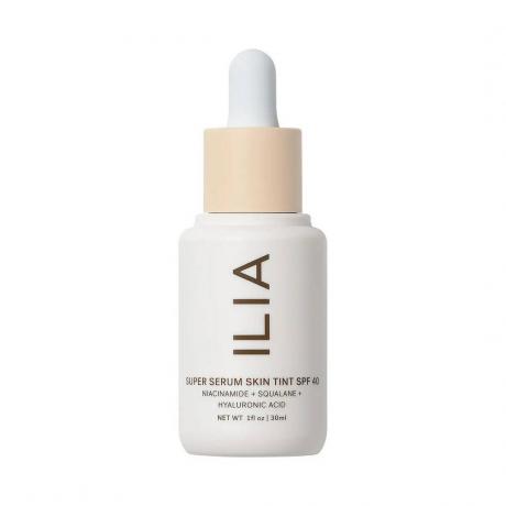 Ilia Super Serum Skin Tint SPF 40 бяла бутилка с оттенък за кожа на бял фон