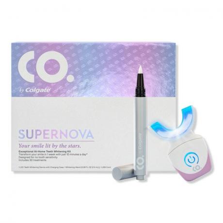Il CO. di Colgate SuperNova Kit per lo sbiancamento dei denti a casa su sfondo bianco