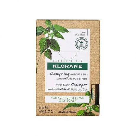 Klorane 2-in-1 Maschera Shampoo in polvere con ortica organica e scatola di cartone marrone argilla con disegno a foglia su sfondo bianco