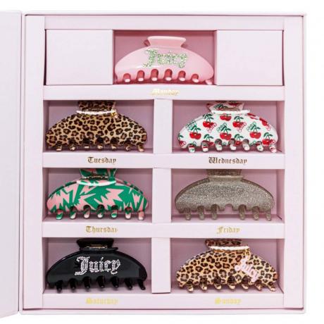 Clipes de Emi Jay e Juicy Couture em uma caixa rosa contra um fundo branco