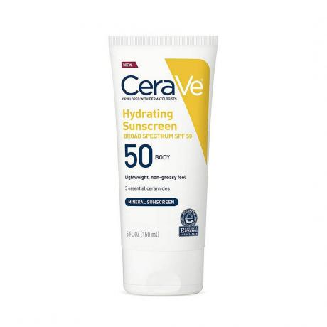 Crème solaire hydratante pour le corps CeraVe sur fond blanc
