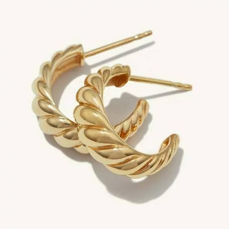 Mejuri Croissant Dôme Hoops χρυσά σκουλαρίκια κρίκοι σε μπεζ φόντο
