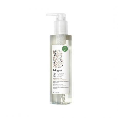 Briogeo Be Gentle, Be Kind Aloe + Oat Milk Ultra Soothing Shampoo botella transparente con tapa de bomba sobre fondo blanco