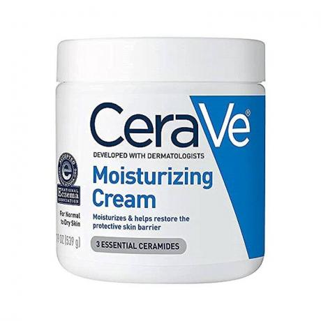 En hvit og blå krukke med CeraVe Moisturizing Cream på hvit bakgrunn