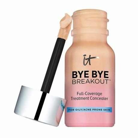 It Cosmetics Bye Bye Breakout pilna pārklājuma korektors uz balta fona 