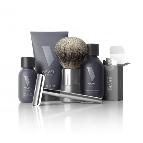Bevel Shave Kit blaugraue Rasierprodukte, Rasierer und Pinsel auf weißem Hintergrund