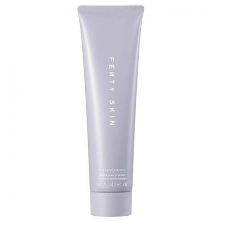 En lavendel tube af Fenty Skin Total Cleans'r Parfum-fri Makeup-Removing Cleanser på en hvid baggrund