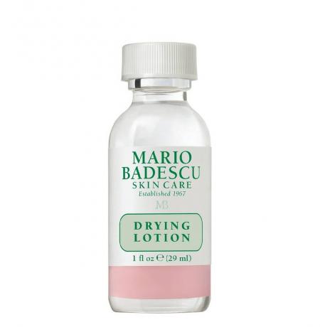 Botol kaca Mario Badescu Drying Lotion merah muda dengan latar belakang putih