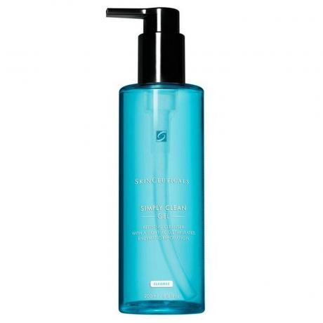 SkinCeuticals Simply Clean 흰색 배경의 파란색 펌프병