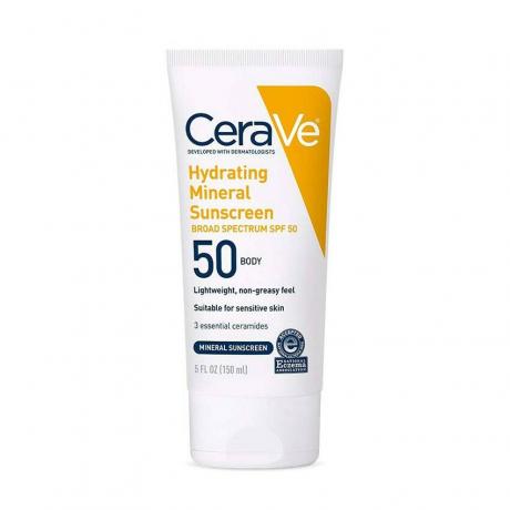 CeraVe Hydrating Mineral Sunscreen SPF 50 tube blanc avec triangle jaune sur fond blanc