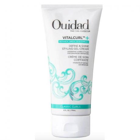 หลอดสีน้ำเงินและสีขาวของ Ouidad VitalCurl Define Shine Curl Styling Gel-Cream บนพื้นหลังสีขาว
