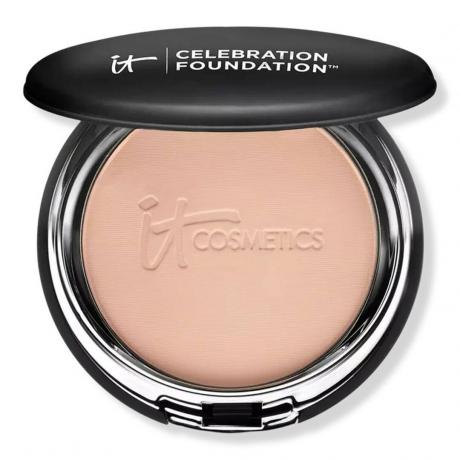 It Cosmetics Celebration Full Coverage Powder Foundation, runde schwarze und silberne Pudergrundierung auf weißem Hintergrund