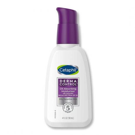 Botol putih Cetaphil Dermacontrol Moisturizing Sunscreen dengan tutup pompa ungu dengan latar belakang putih