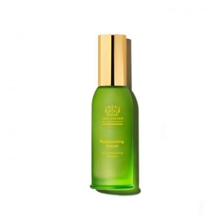Tata Harper Rejuvenating Serum: Zelená skleněná lahvička se zlatým uzávěrem a žlutým textem na bílém pozadí