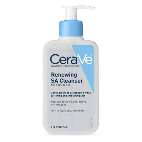 Botol pompa biru muda dan putih dari pembersih wajah CeraVe Renewing SA Cleanser dengan latar belakang putih.