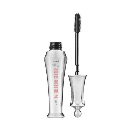 Benefit Cosmetics 24-HR Brow Setter Clear Brow Gel con efecto de laminación tubo plateado adornado de gel para cejas sobre fondo blanco