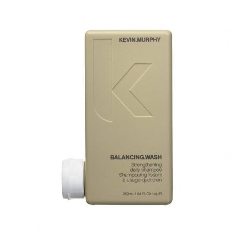 Kevin Murphy Balancing Wash Shampoo in contenitore di plastica color cammello su sfondo bianco 