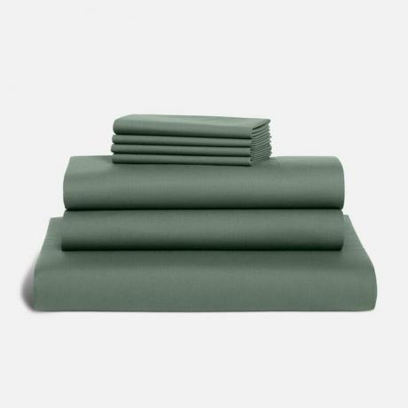 Paquete de sábanas Luxe Sateen Hardcore: un juego de sábanas de siete piezas de color verde oscuro sobre un fondo gris