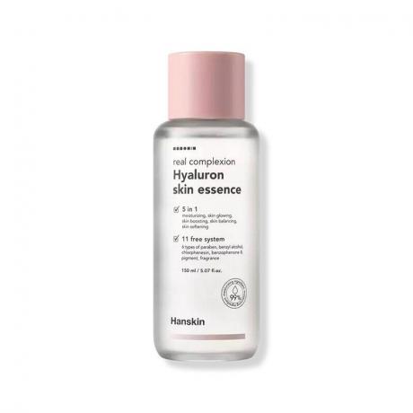 Hanskin Hyaluron Skin Essence: Botol bening dengan tutup merah muda dan label putih dengan teks hitam dengan latar belakang putih