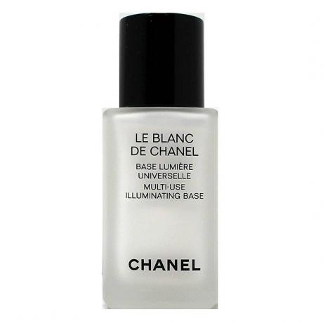Bílá lahvička Chanel Le Blanc De Chanel Multi-Use Illuminating Base s černým uzávěrem na bílém pozadí