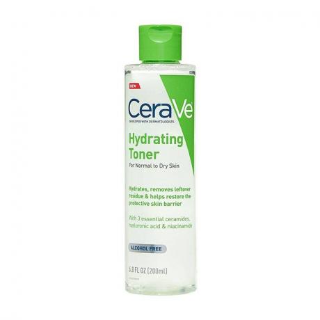 Um frasco transparente com texto verde do CeraVe Alcohol Free Hydrating Face Toner em um fundo branco